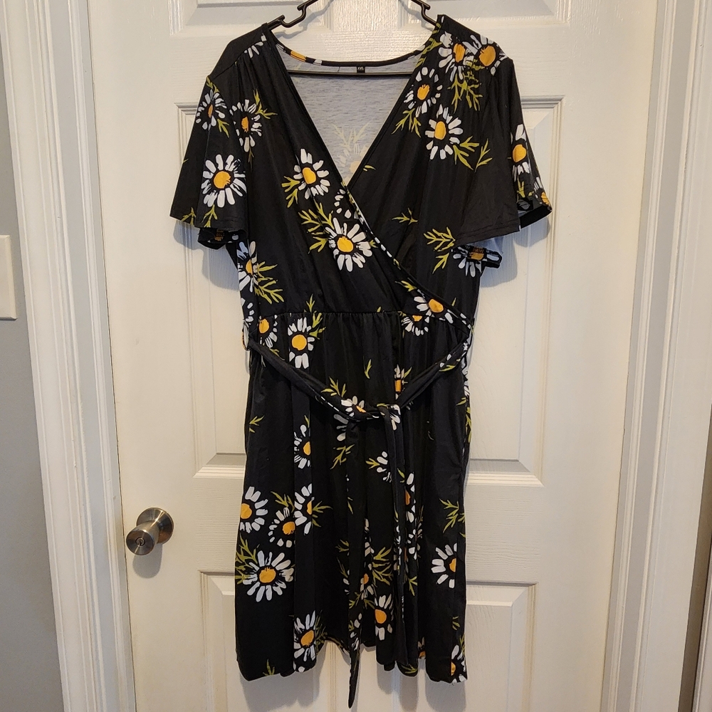 XXL Floral Dress in Black with White and Yellow Daisies